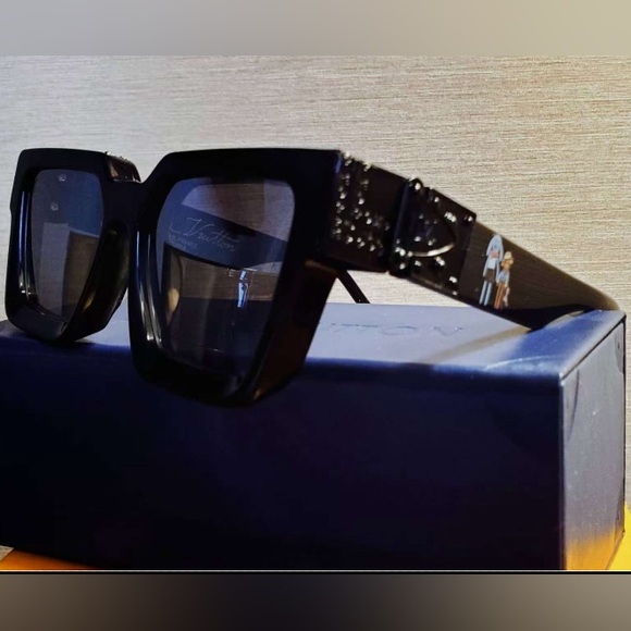 Louis Vuitton 1.1 Millionaire Cartoon Friends Monogram Black Sunglasses w Box - Picture 8 of 14